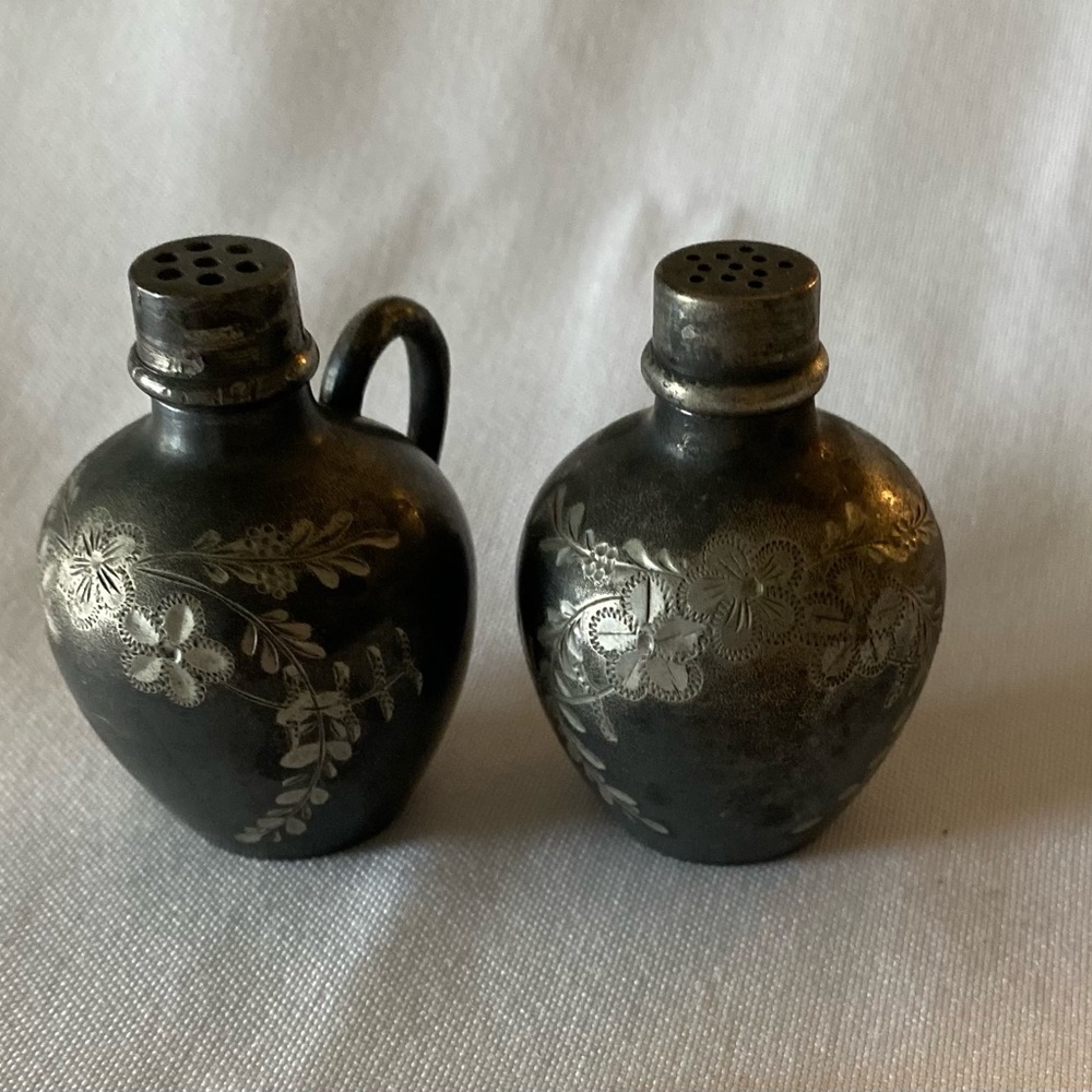 Gorgeous Vintage Wilcox Silver Plated #4214 Stamped Etched Salt & Pepper Shakers